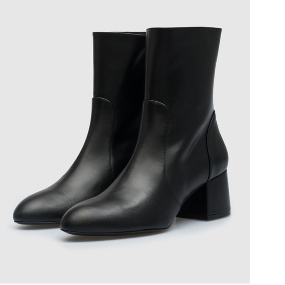 STUART WEITZMAN
'FLAREBLOCK' HEELED ANKLE BOOTS
$609.00 black soft Leather 8.5 - Picture 7 of 14